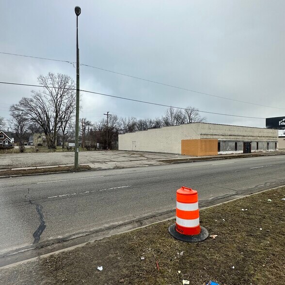 More Photos Of 637 E 8 Mile Rd, Hazel Park Warehouse For Sale