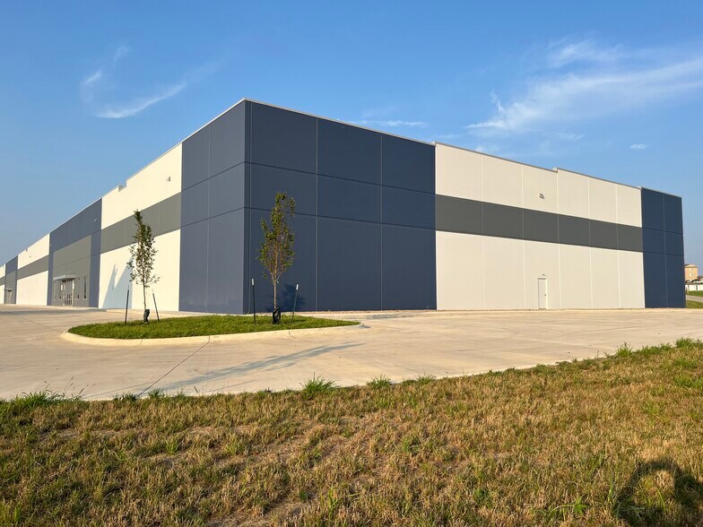 More Photos Of 3460 Marnie Ave, Waterloo Manufacturing For Lease