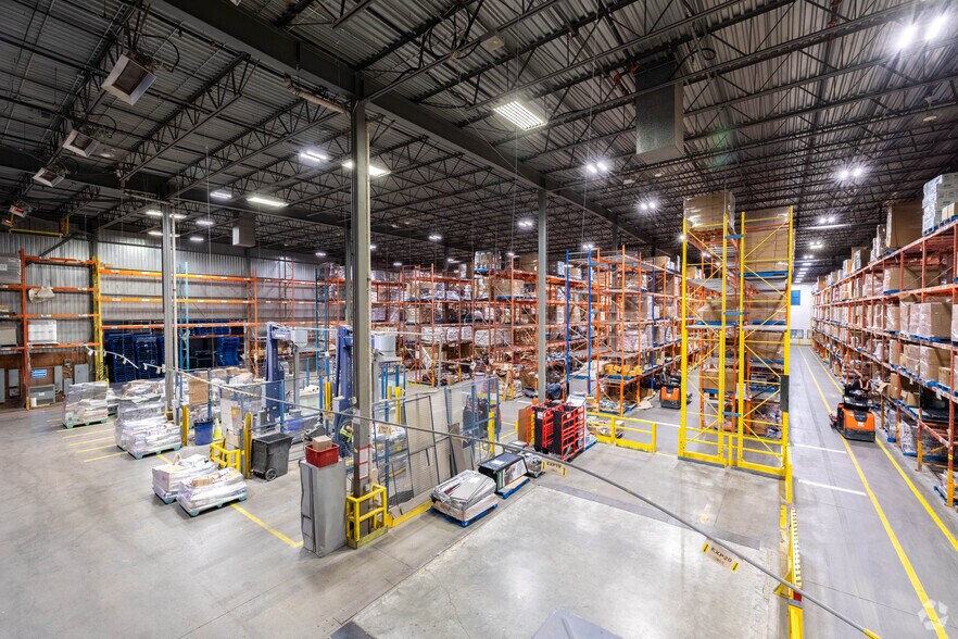 More Photos Of 10400 Renaude-Lapointe, Montréal Distribution For Sale