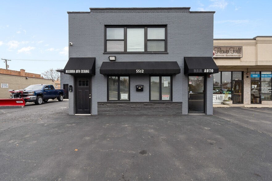 More Photos Of 5512 W 79th St, Burbank Storefront Retail Residential For Sale