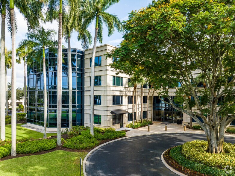 More Photos Of 800 Fairway Dr, Deerfield Beach Office Residential For Lease
