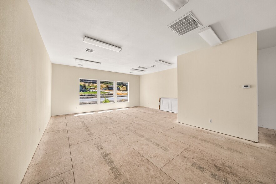 More Photos Of 209 S Old Pacific Hwy, Myrtle Creek Office For Sale