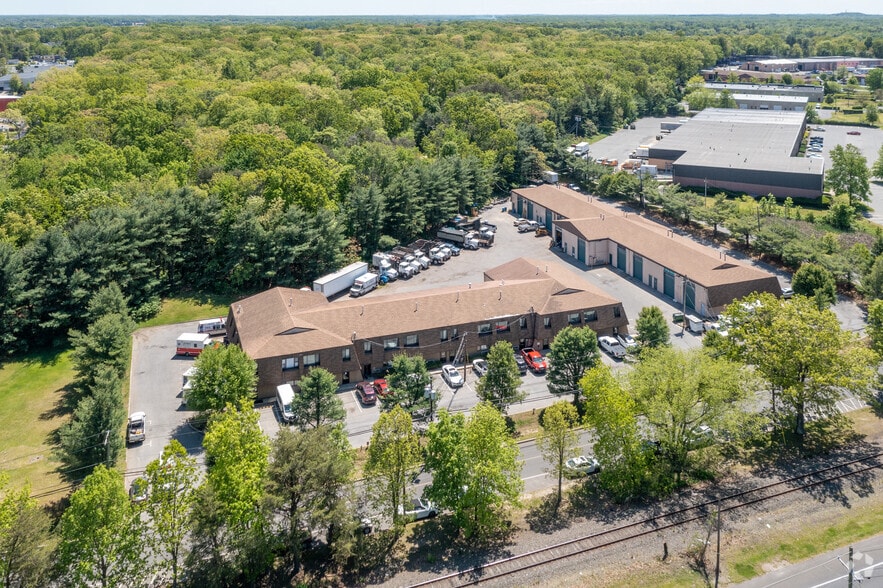 More Photos Of 300-308 E Park Ave, Hainesport Showroom For Lease