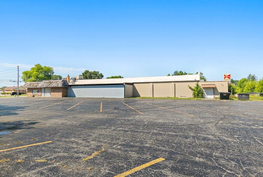 More Photos Of 927 E Railroad St, Sandwich Bowling Alley For Sale