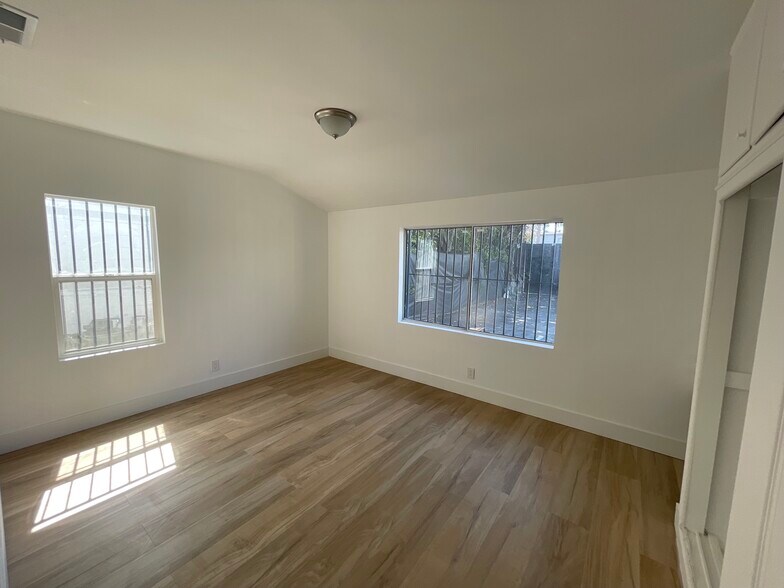 More Photos Of 16123 Wyandotte St, Van Nuys Service For Lease