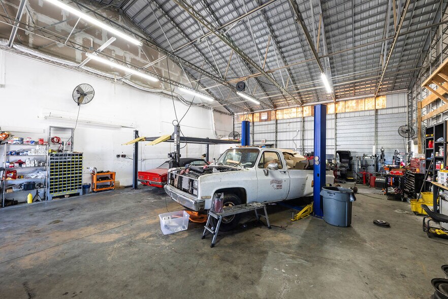 More Photos Of 1556-1578 SE South Niemeyer Cir, Port Saint Lucie Warehouse For Sale