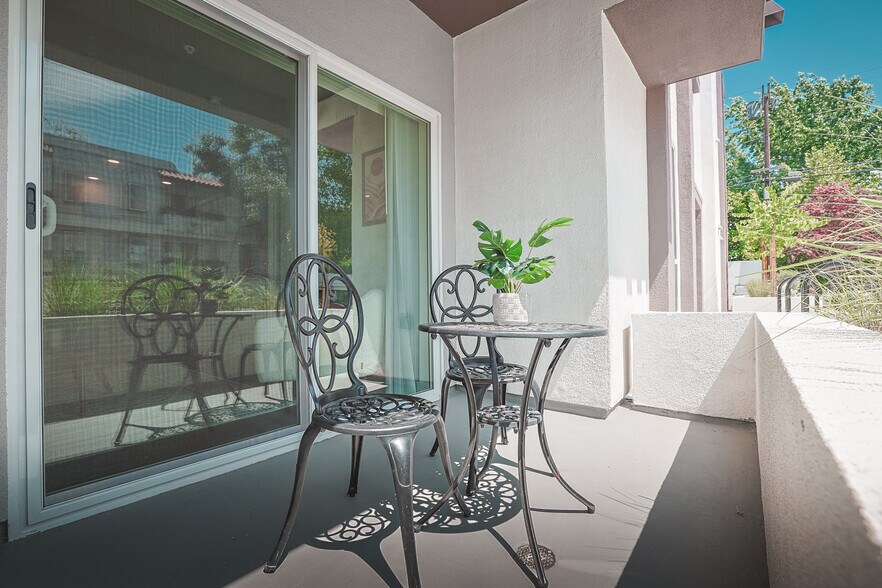 More Photos Of 10555 Bloomfield St, Toluca Lake Apartments For Sale