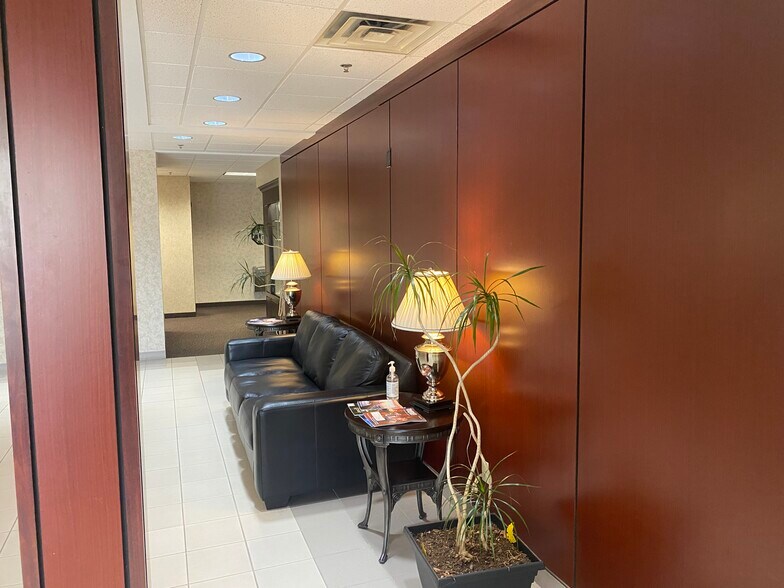 More Photos Of 7140 Office Cir, Evansville Office For Lease