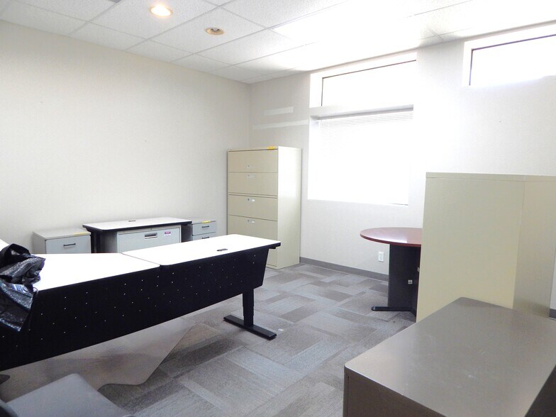 More Photos Of 2020-2040 NW Newcastle St, Roseburg Office For Lease
