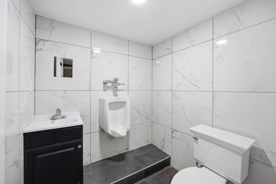 More Photos Of 1041 Flushing, Brooklyn Restaurant For Lease