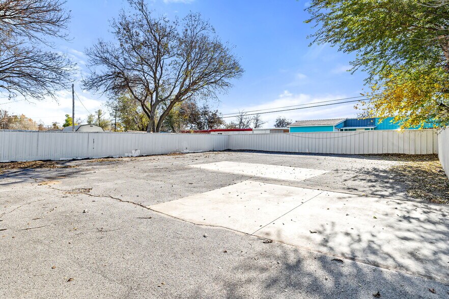 More Photos Of 115 N 8th St, Yukon Religious Facility For Sale