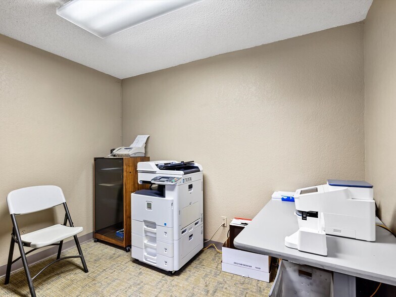 More Photos Of 104 S Main St, Cleburne Office For Sale