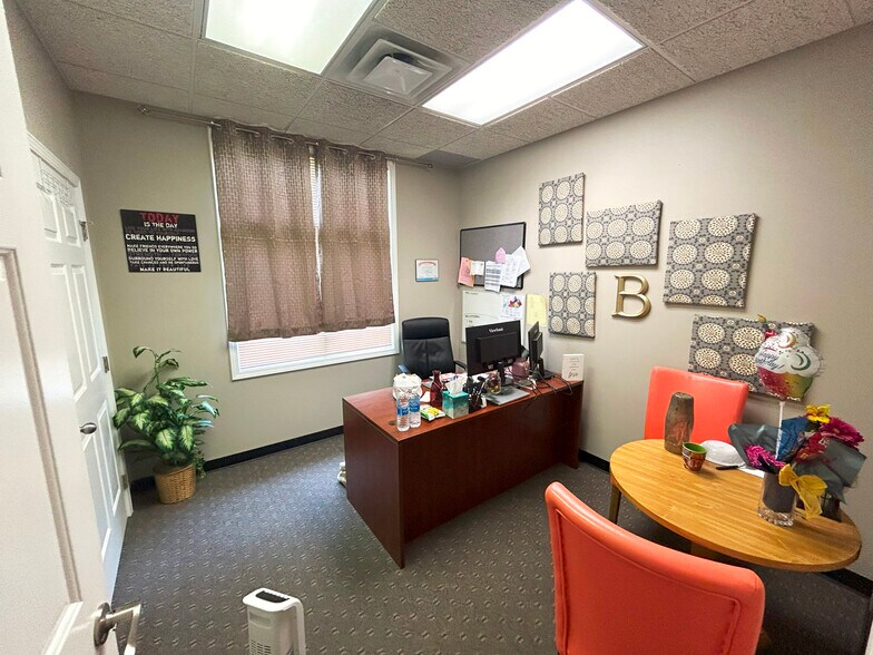 More Photos Of 1721 McIntosh Dr, Bowling Green Office For Sale