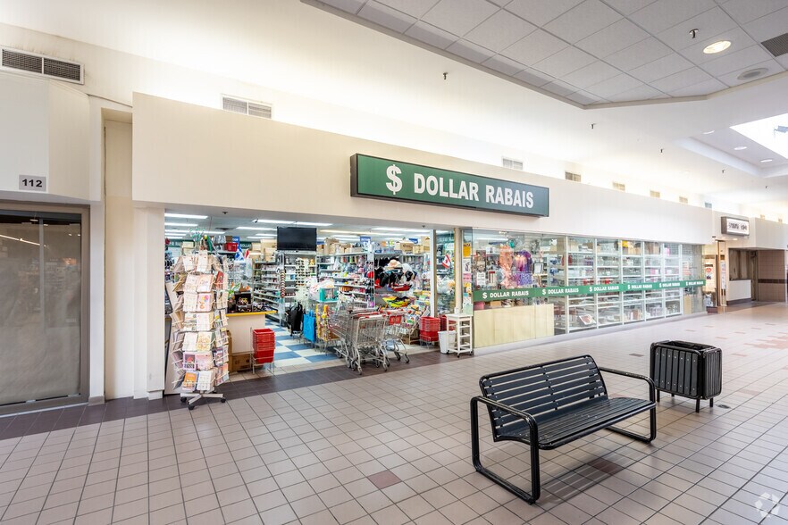 More Photos Of 740 Boul de la Côte-Vertu, Montréal Freestanding For Lease