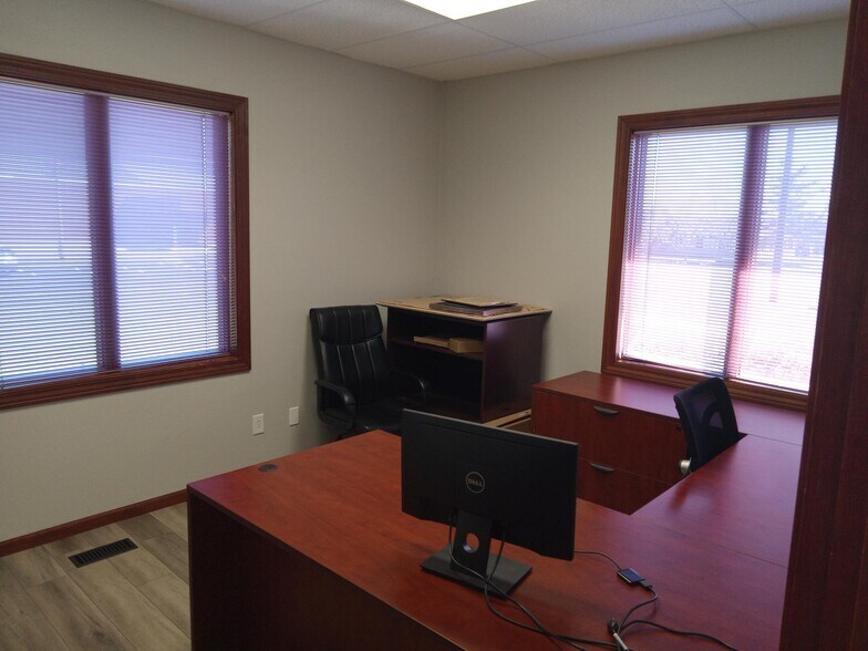 More Photos Of 16 Bronze Pointe, Swansea Office For Lease