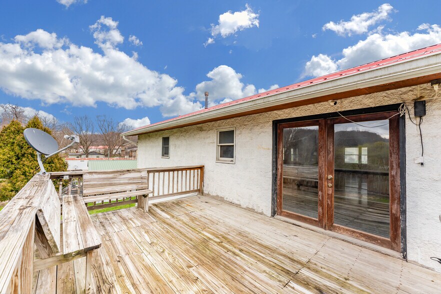 More Photos Of 154 Bridge St, Junior Restaurant For Sale