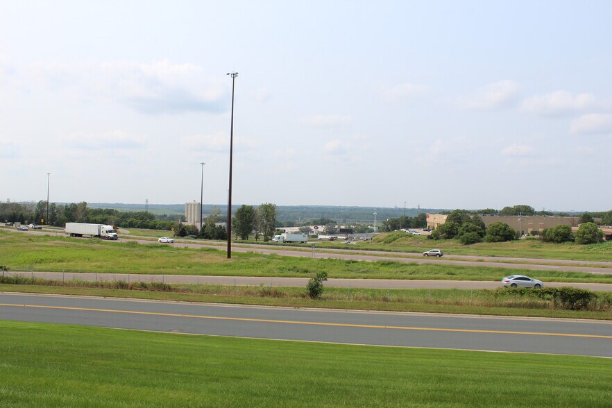 More Photos Of 401-429 W Travelers Trl, Burnsville Research And Development For Lease