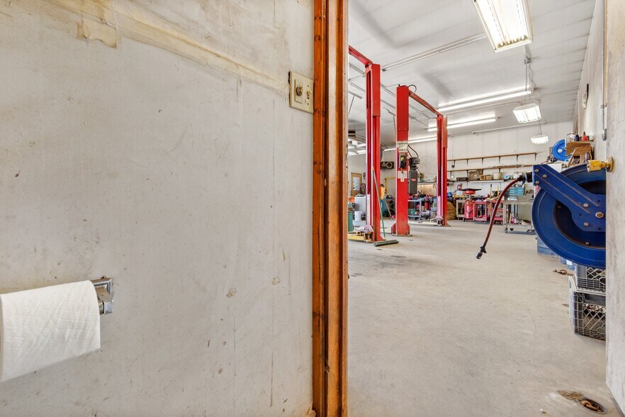 More Photos Of 397-584E Highway 119, Nederland Auto Repair For Sale