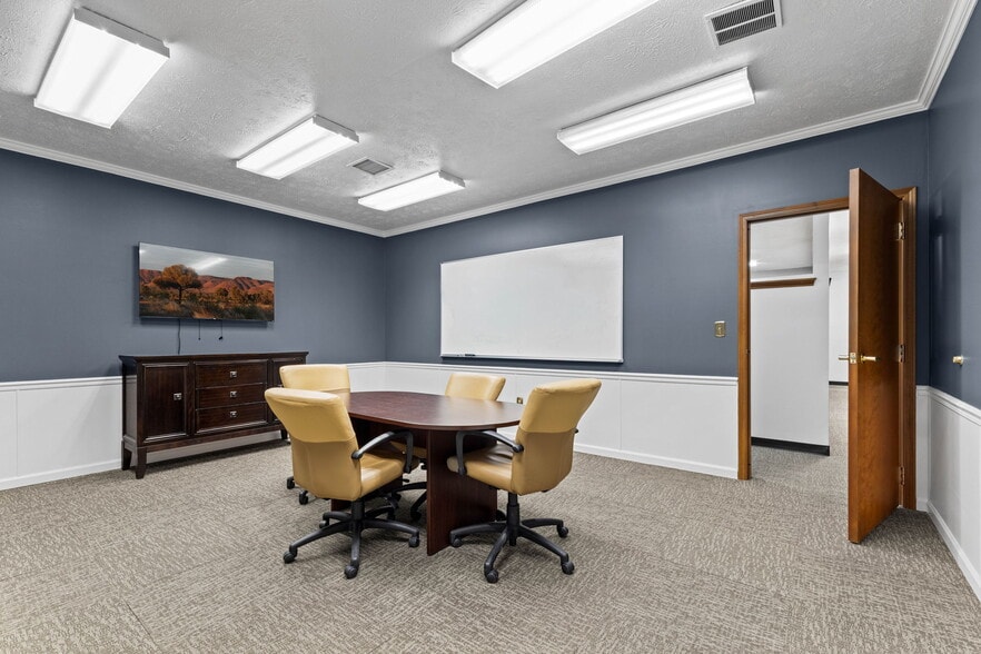 More Photos Of 1542 E Greyhound Pass, Carmel Medical For Lease