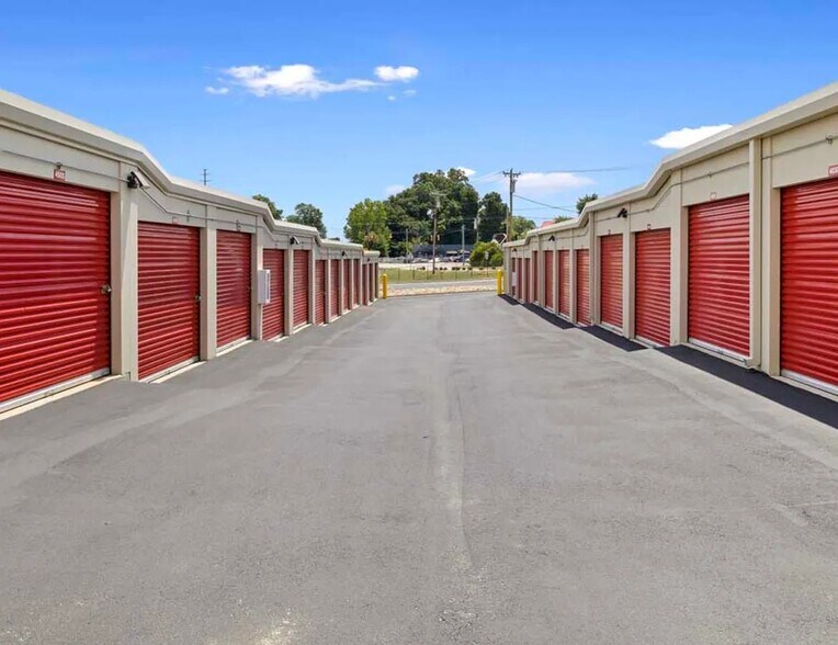 More Photos Of 1900 Old Buncombe Rd, Greenville Self Storage For Lease