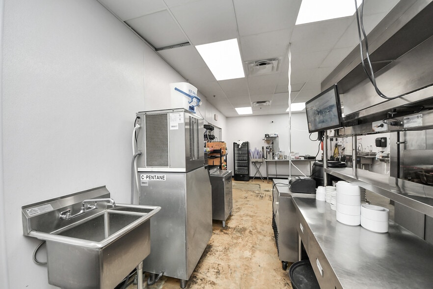 More Photos Of 30625 Kingsland Blvd, Brookshire Storefront For Sale