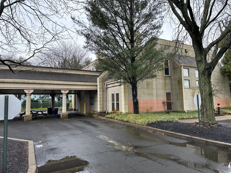 More Photos Of 195 Bristol Oxford Valley Rd, Langhorne Bank For Lease