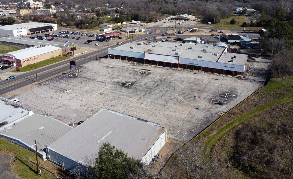 More Photos Of 315-330 E Spring St, Palestine Unknown For Lease