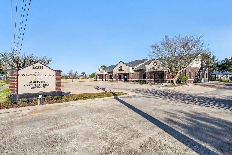 More Photos Of 2401 Parkwood Ave, Friendswood Office For Sale