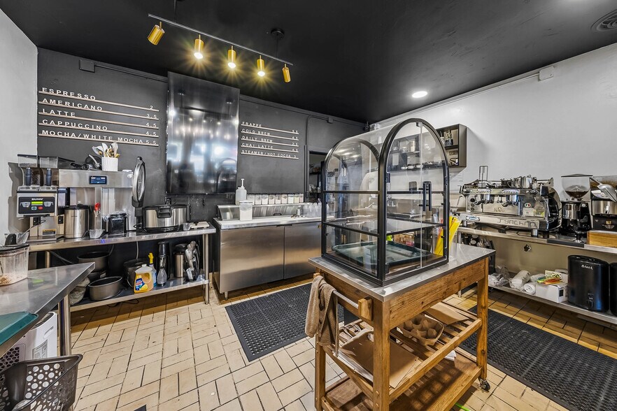 More Photos Of 239 SE G St, Grants Pass General Retail For Sale