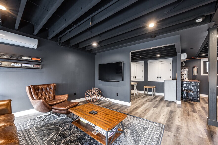 More Photos Of 4554 Forestdale Dr, Park City Light Manufacturing For Sale