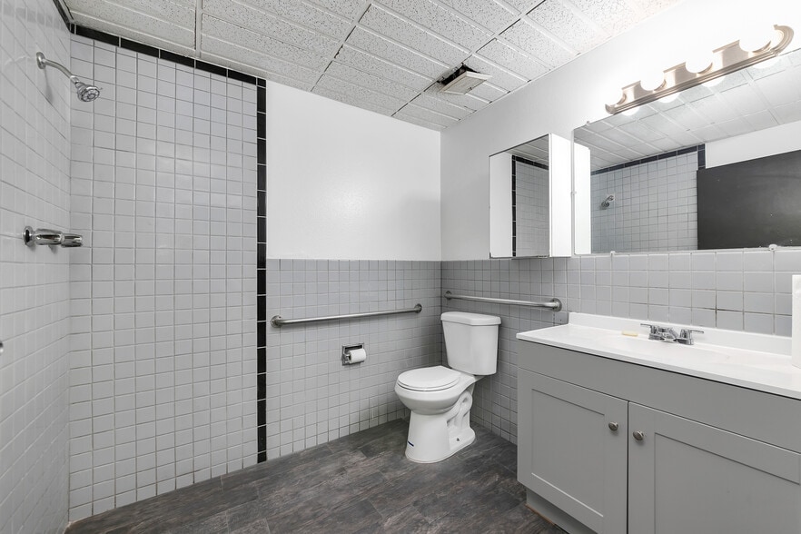 More Photos Of 1652 S La Cienega Blvd, Los Angeles Auto Repair For Sale