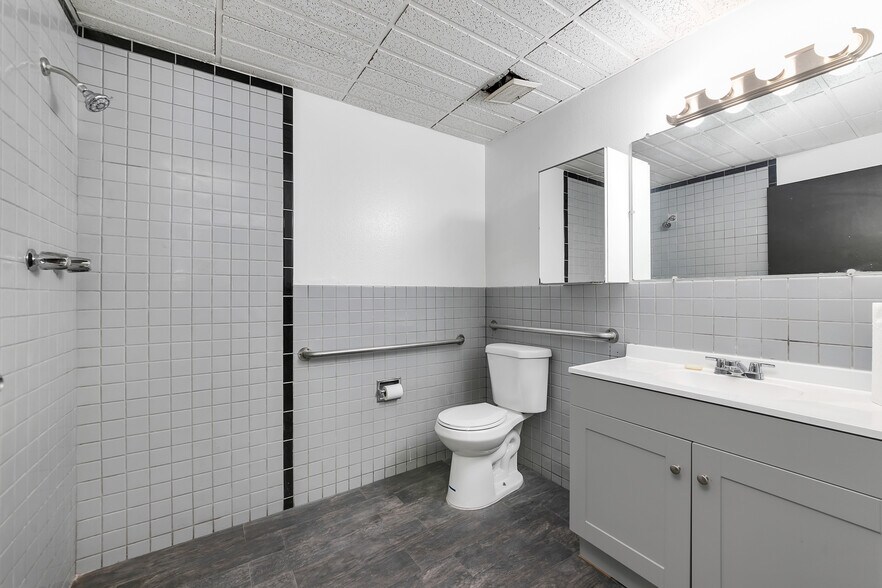 More Photos Of 1652 S La Cienega Blvd, Los Angeles Auto Repair For Sale