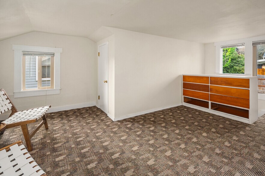 More Photos Of 5011 5th Ave NE, Seattle Apartments For Sale