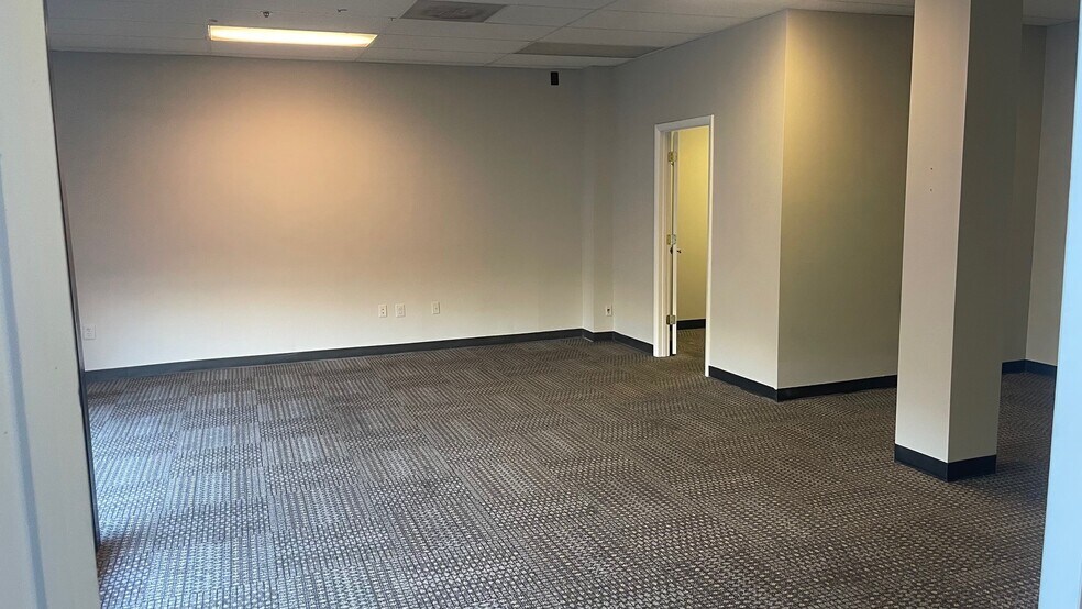 More Photos Of 8390 Terminal Rd, Lorton Flex For Lease