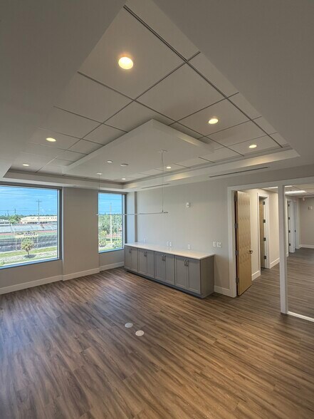 More Photos Of 2150 Goodlette-Frank Rd, Naples Office For Lease