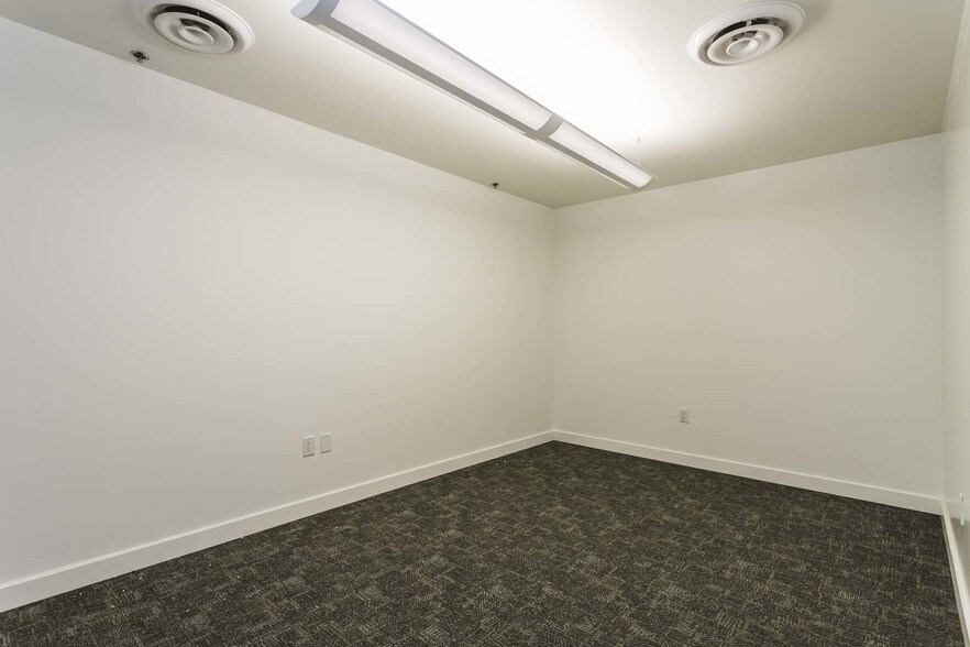 More Photos Of 900 Spring St, Jeffersonville Medical For Lease