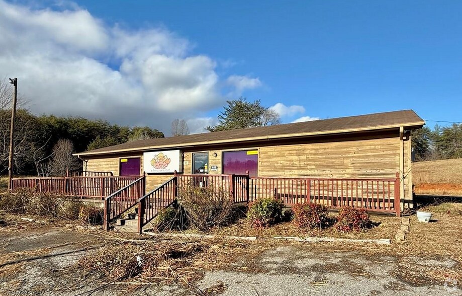 More Photos Of 82 Saddleridge Rd, Bassett Restaurant For Lease