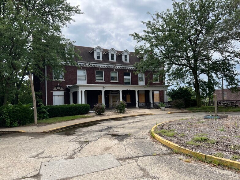 Primary Photo Of 1924 SW Adams St, Peoria Assisted Living For Sale