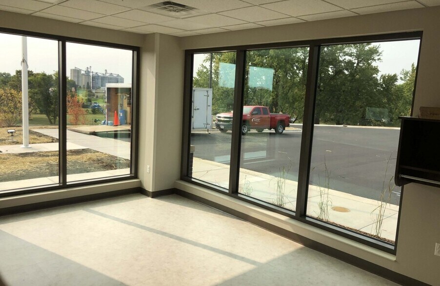 More Photos Of 2020 Hospital Dr, Windom Healthcare For Sale