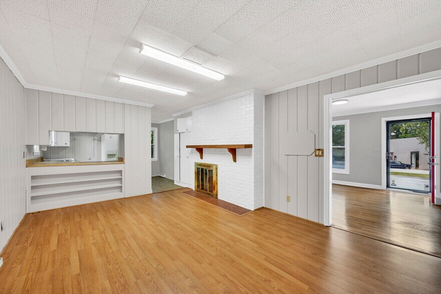 More Photos Of 1 Elizabeth Dr, Greenville Freestanding For Sale