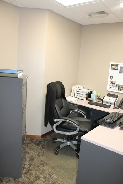 More Photos Of 421-425 Williamsburg Dr, Geneva Medical For Lease