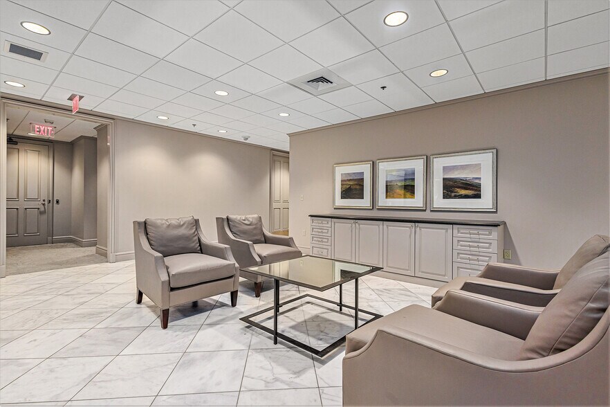 More Photos Of 2001 Park Pl, Birmingham Office For Lease