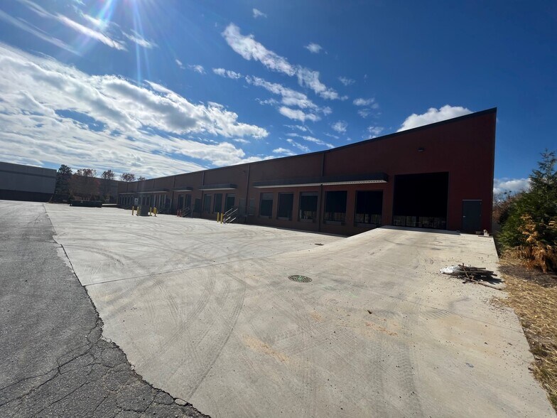 More Photos Of 900 Westlake Pky, Atlanta Warehouse For Lease