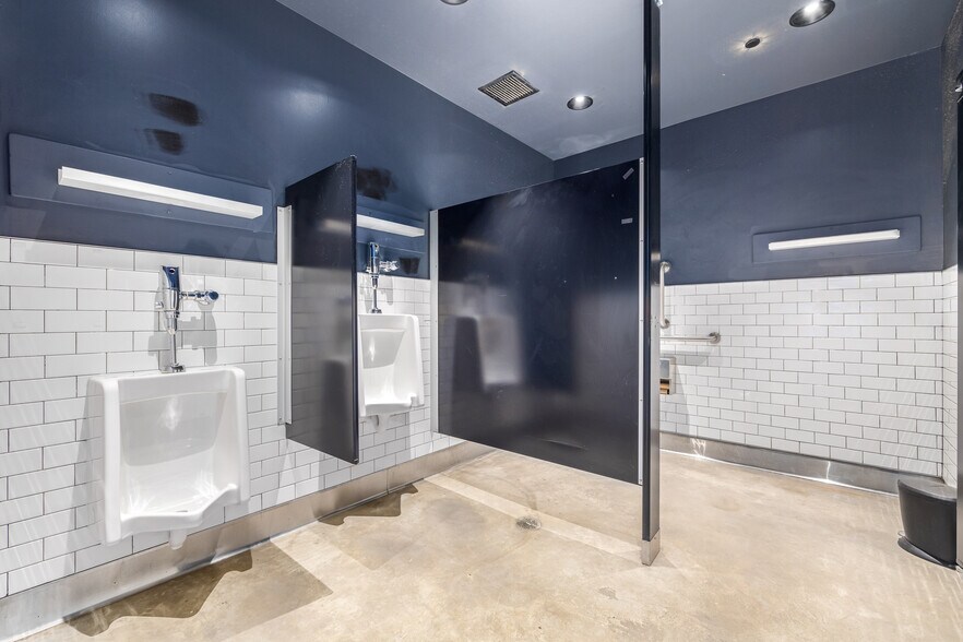 More Photos Of 2036-2046 Broadway, Denver Restaurant For Sale