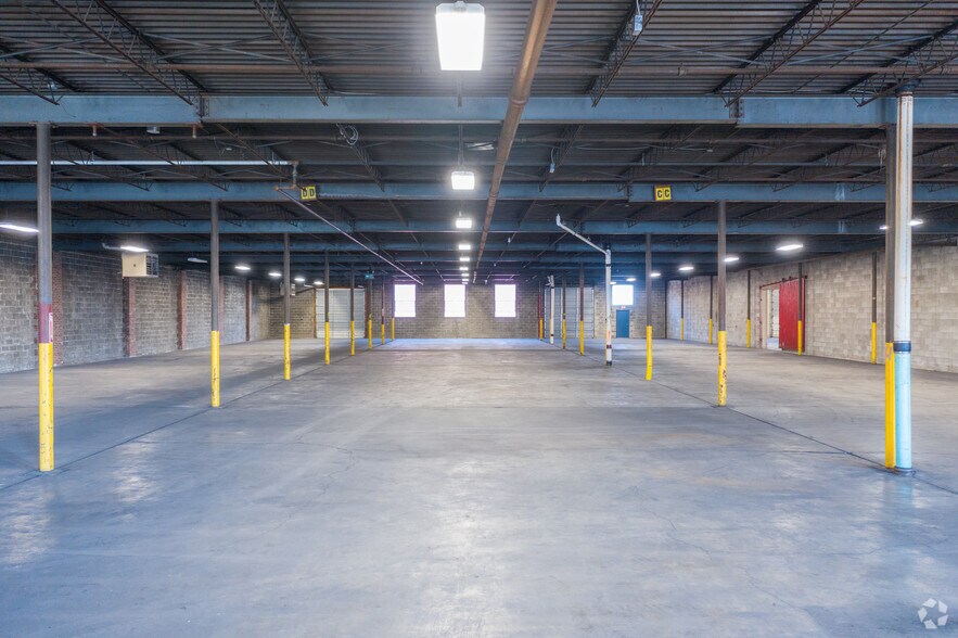 More Photos Of 88-92 Sunshine Rd, Kansas City Distribution For Lease