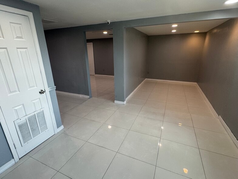 More Photos Of 11412 N Central Ave, Tampa Office For Lease