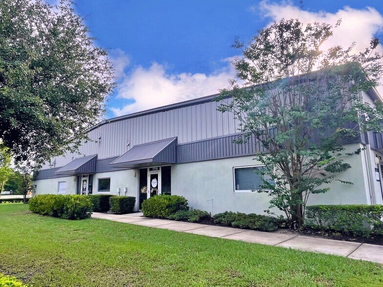 More Photos Of 1714-1726 Davenport Dr, Trinity Showroom For Lease