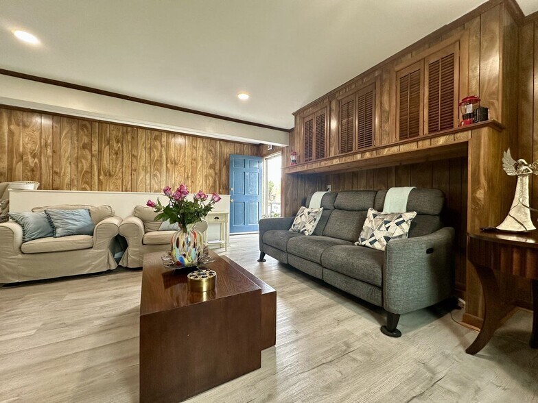 More Photos Of 607 Locust St, Springfield Office For Sale