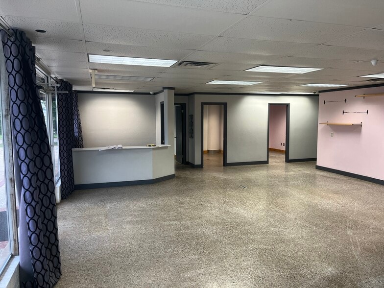 More Photos Of 7301 N Classen Blvd, Oklahoma City General Retail For Lease