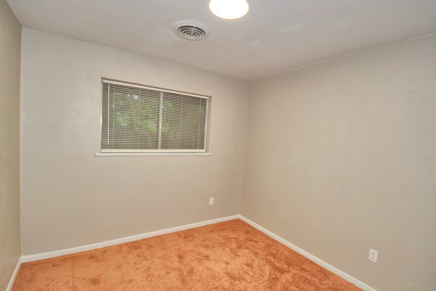 More Photos Of 402 S Tyler St, Beeville Apartments For Sale